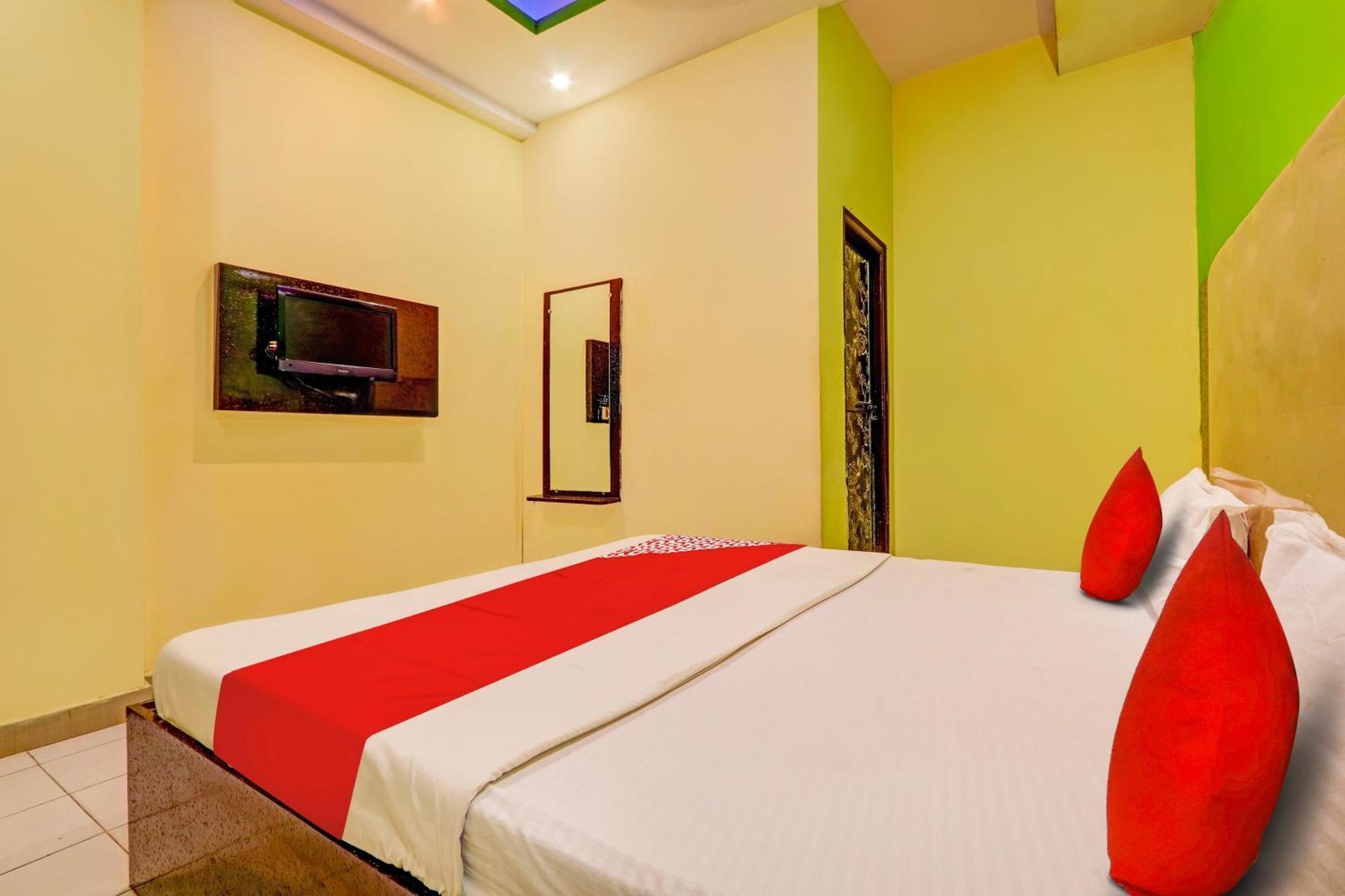 Oyo Flagship Hotel Samruddhi Lodge Nirmal  Exteriör bild