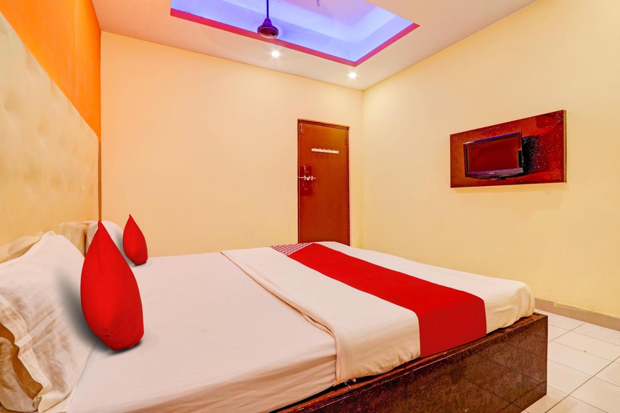 Oyo Flagship Hotel Samruddhi Lodge Nirmal  Exteriör bild