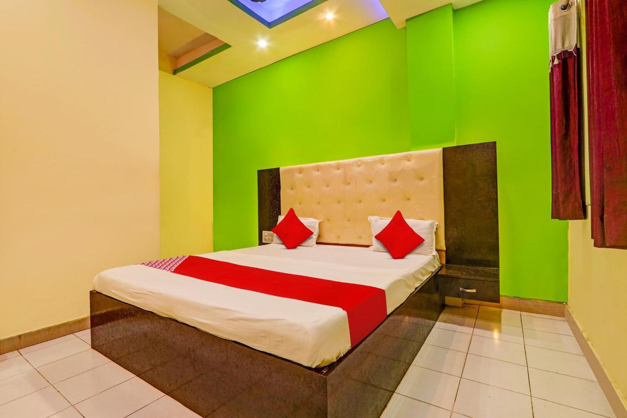 Oyo Flagship Hotel Samruddhi Lodge Nirmal  Exteriör bild