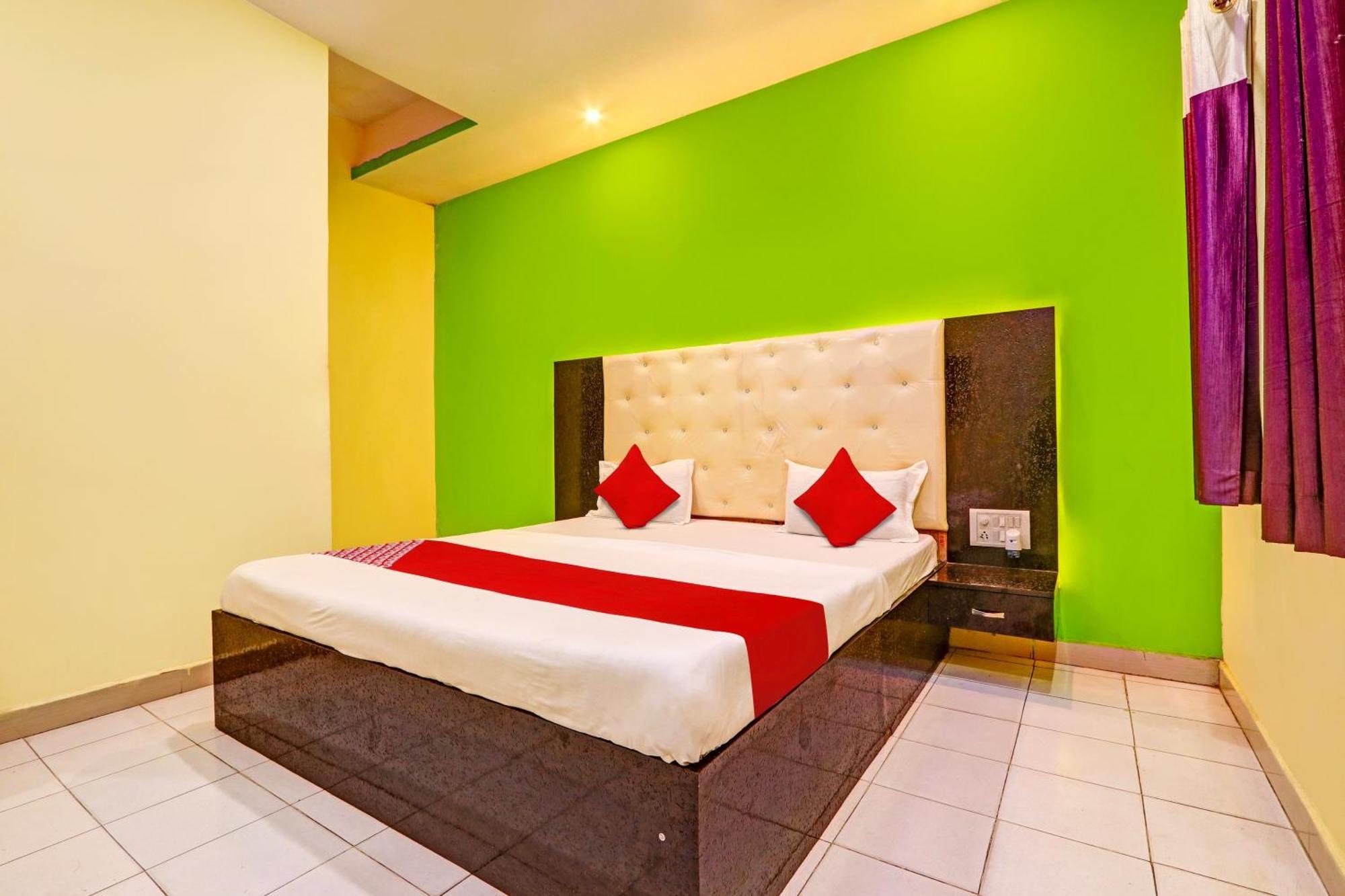 Oyo Flagship Hotel Samruddhi Lodge Nirmal  Exteriör bild