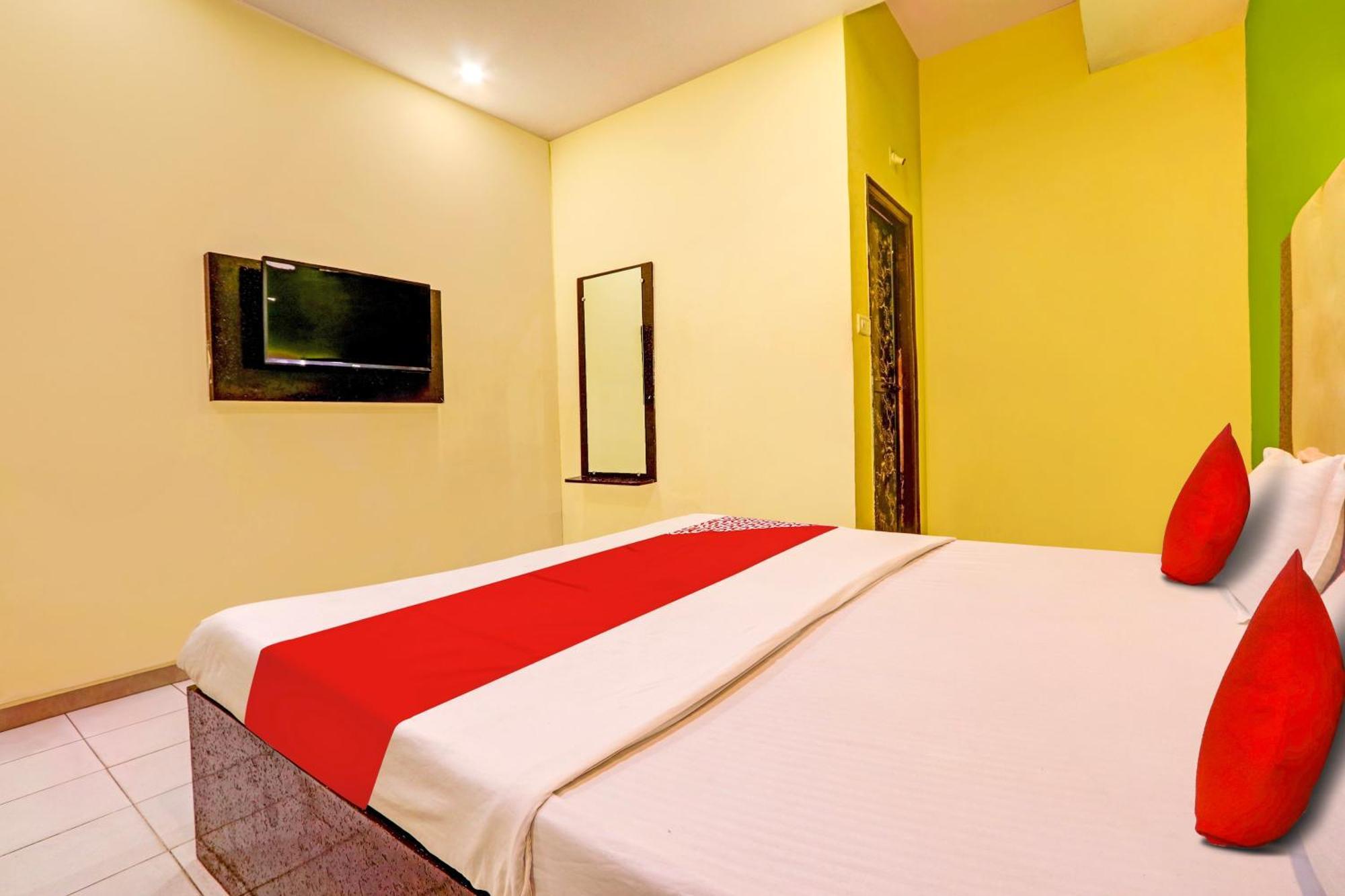 Oyo Flagship Hotel Samruddhi Lodge Nirmal  Exteriör bild