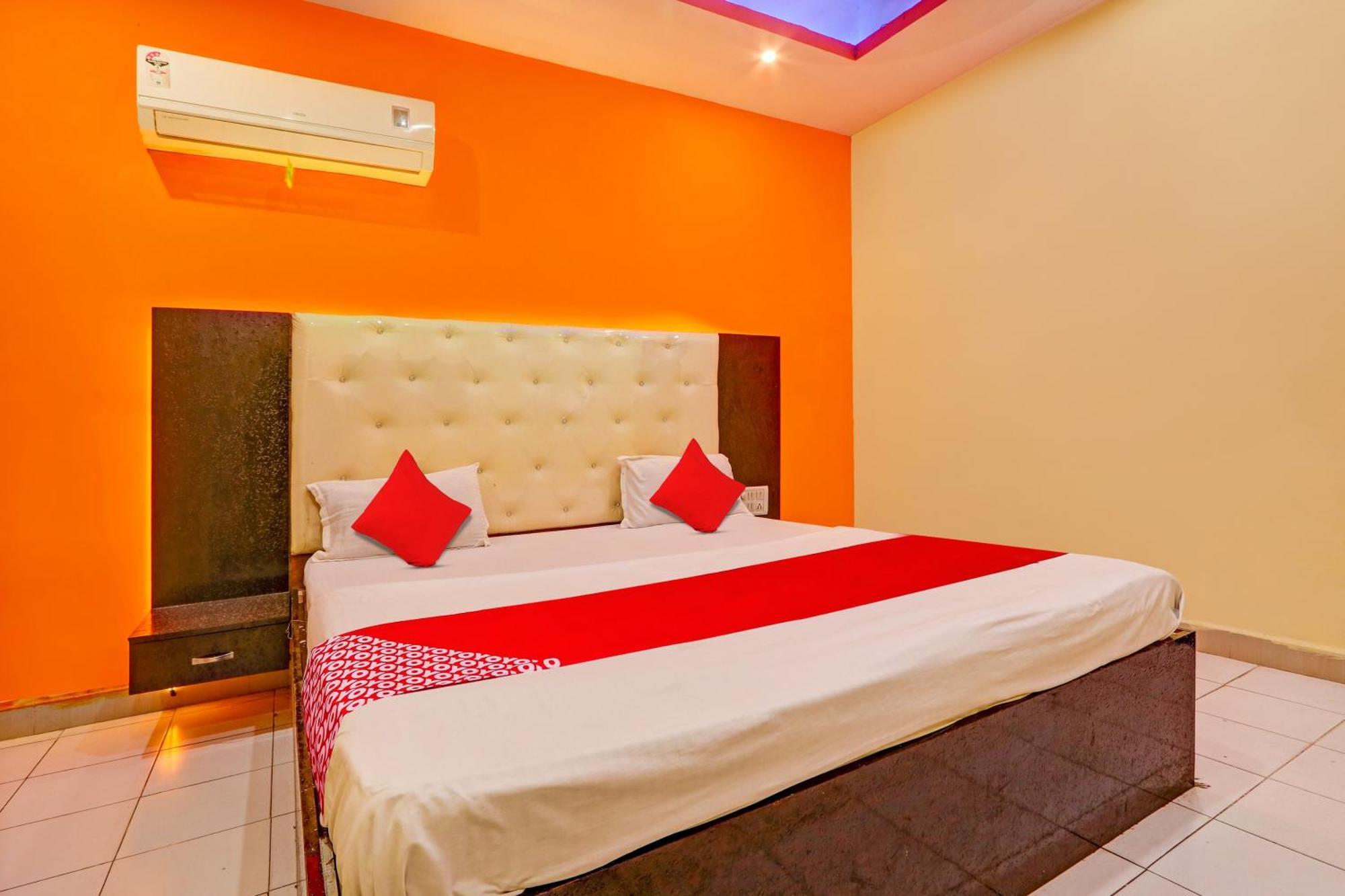 Oyo Flagship Hotel Samruddhi Lodge Nirmal  Exteriör bild