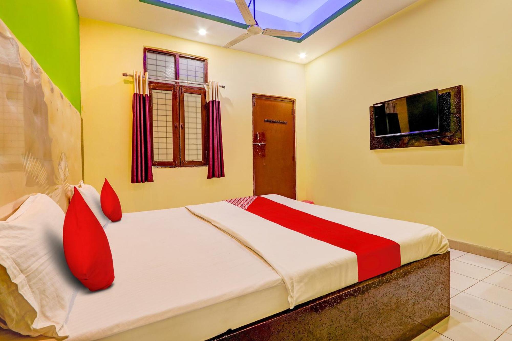 Oyo Flagship Hotel Samruddhi Lodge Nirmal  Exteriör bild