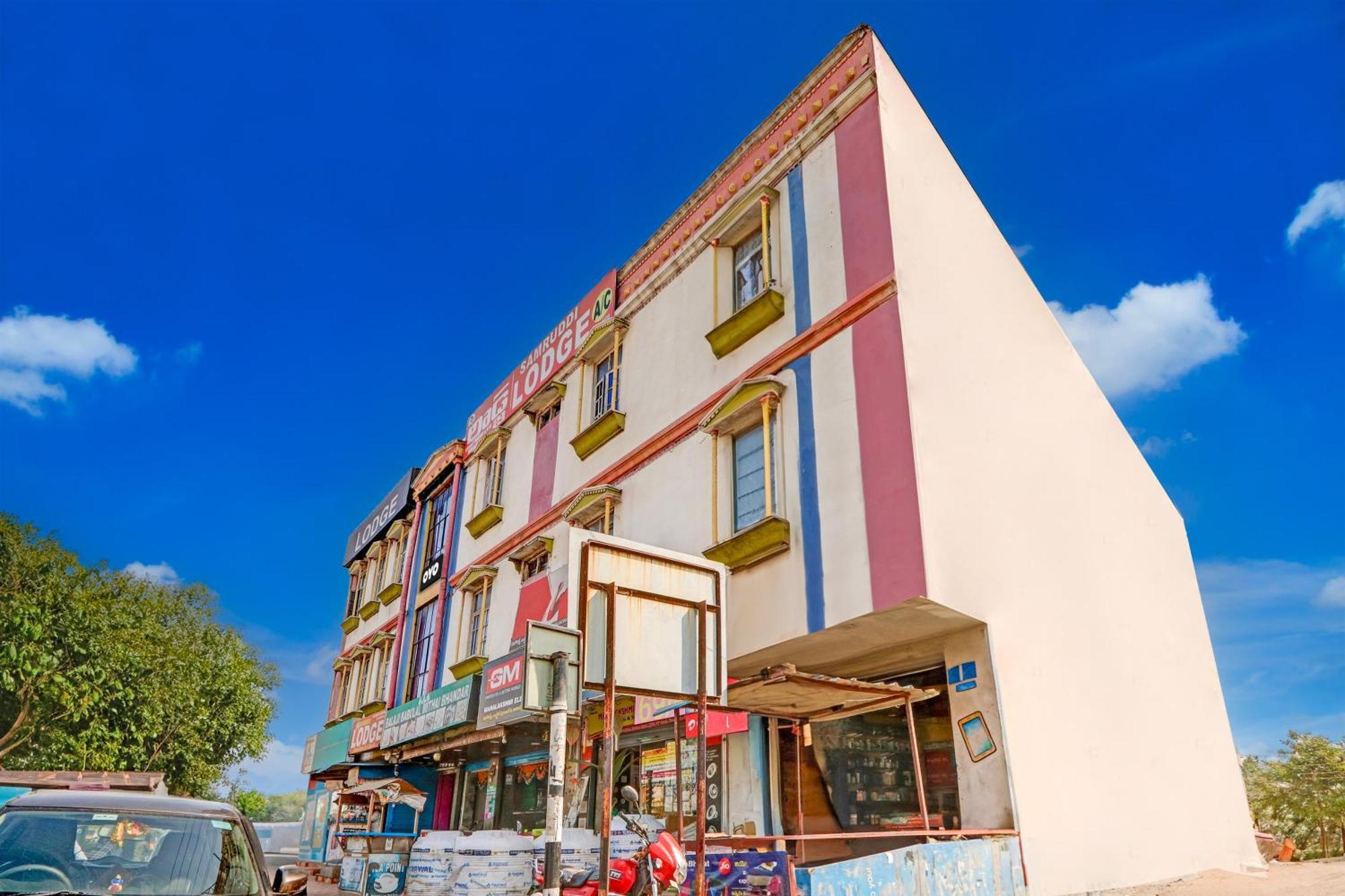 Oyo Flagship Hotel Samruddhi Lodge Nirmal  Exteriör bild