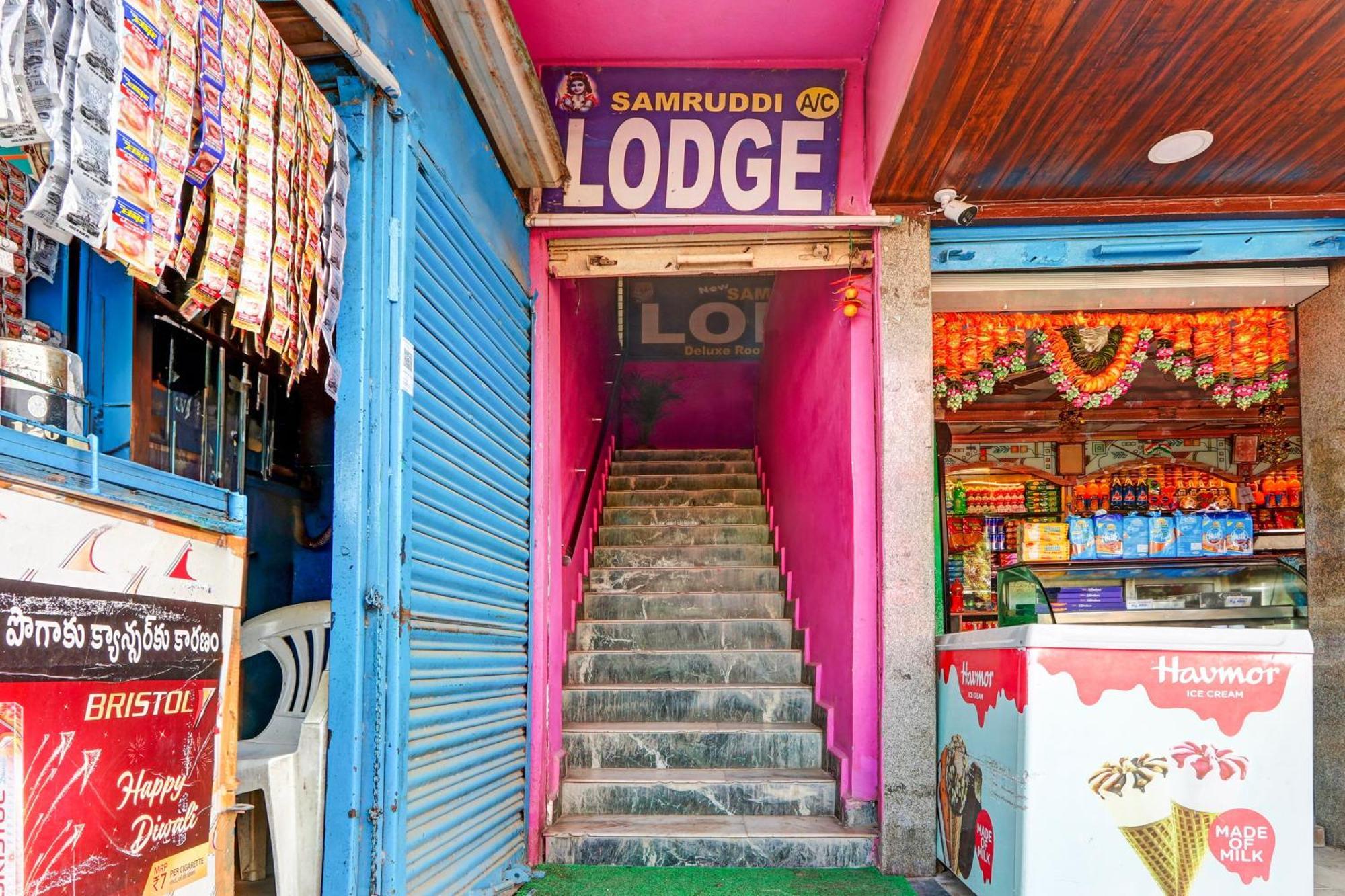 Oyo Flagship Hotel Samruddhi Lodge Nirmal  Exteriör bild