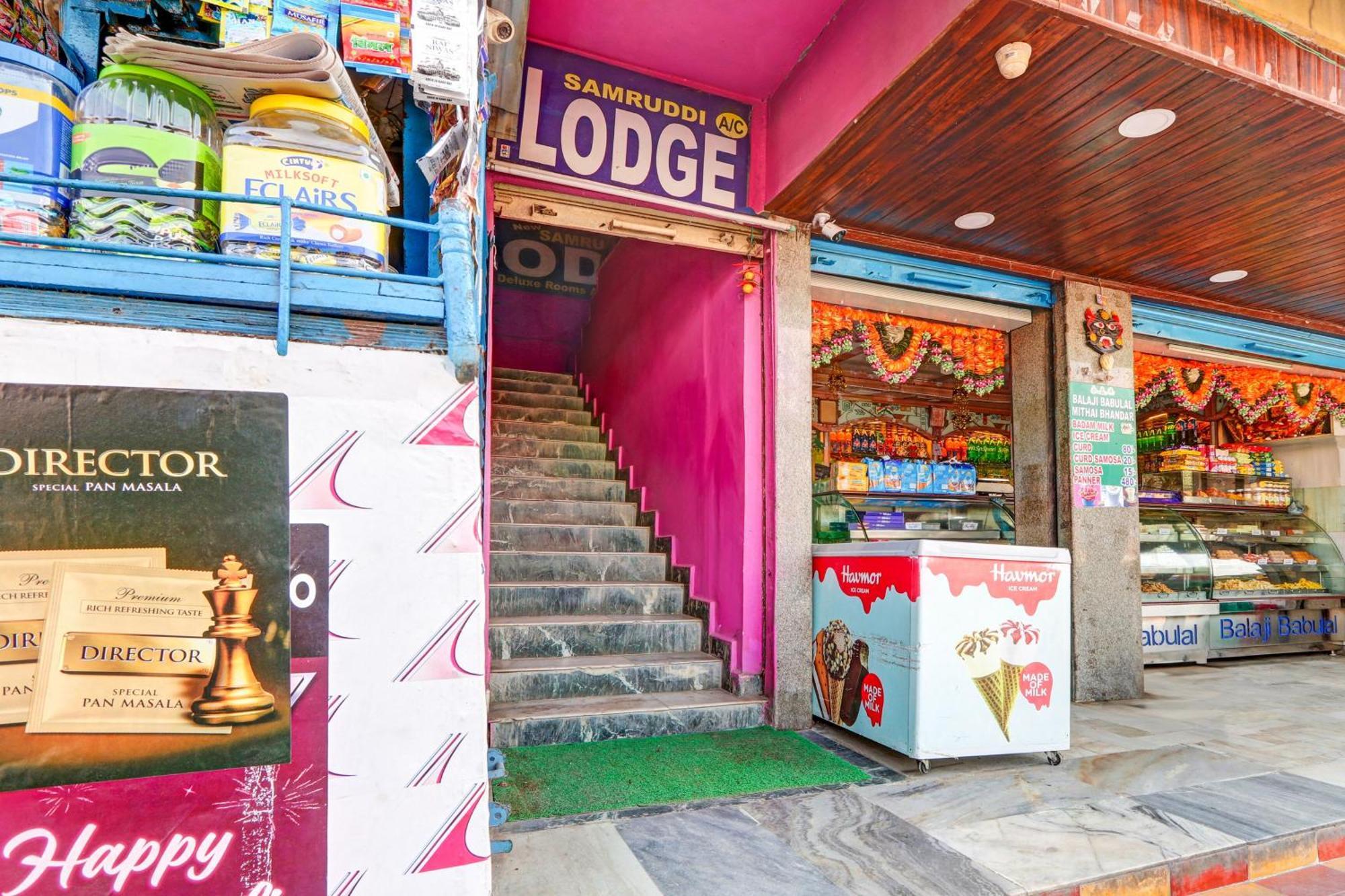 Oyo Flagship Hotel Samruddhi Lodge Nirmal  Exteriör bild